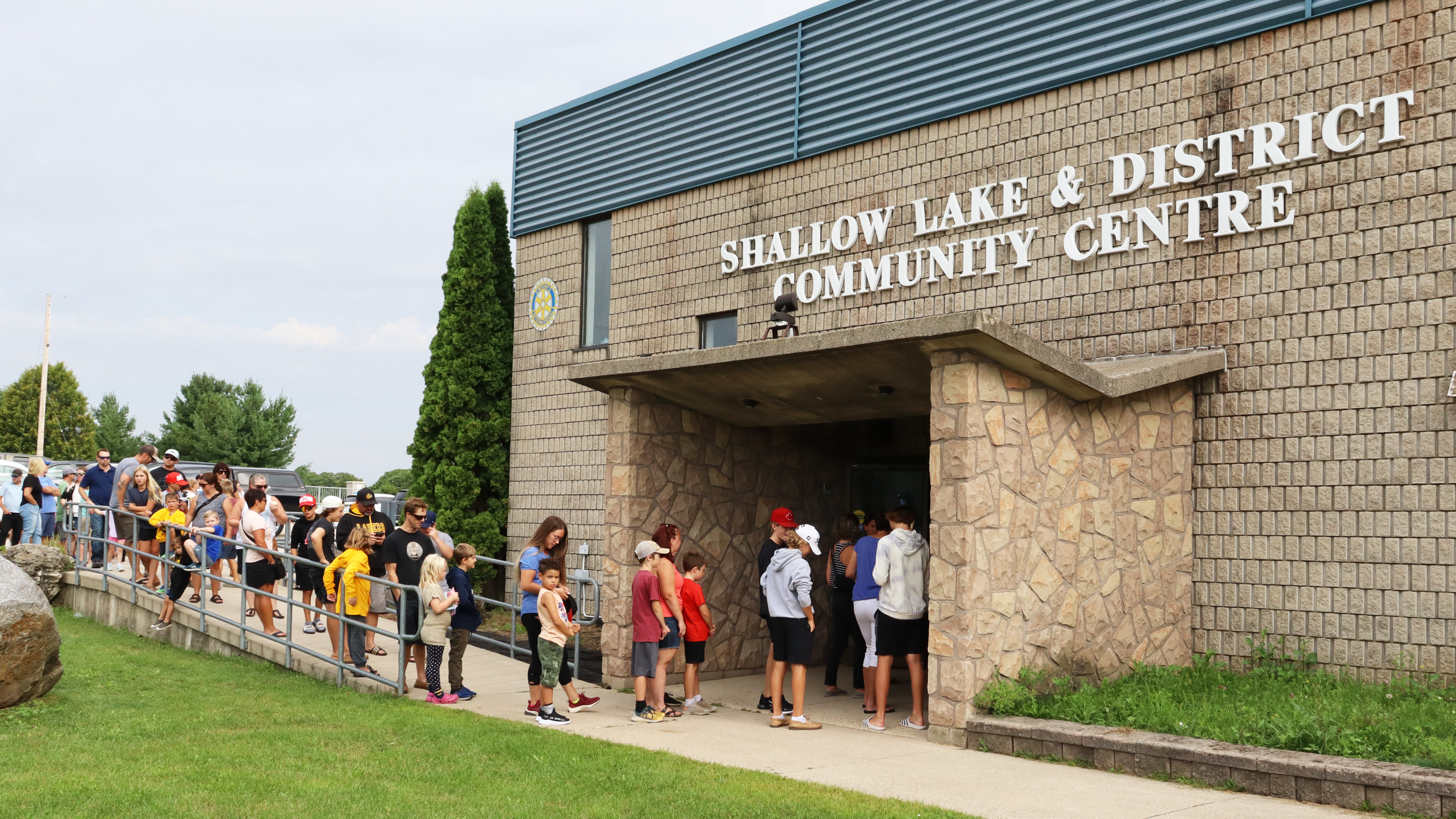 people lined up outsid eof the Shallow Lake Arena