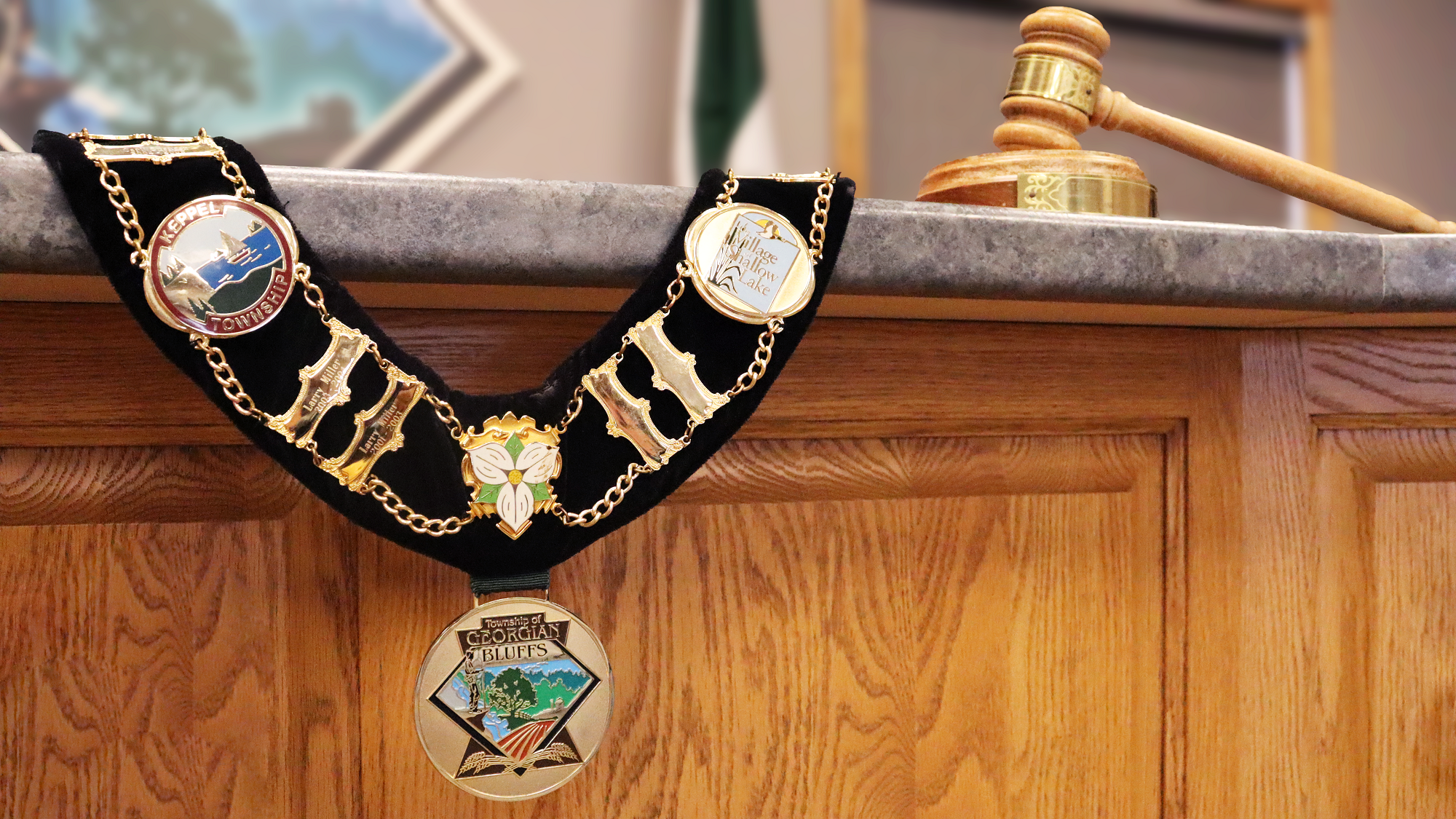 Mayor's chain of office.